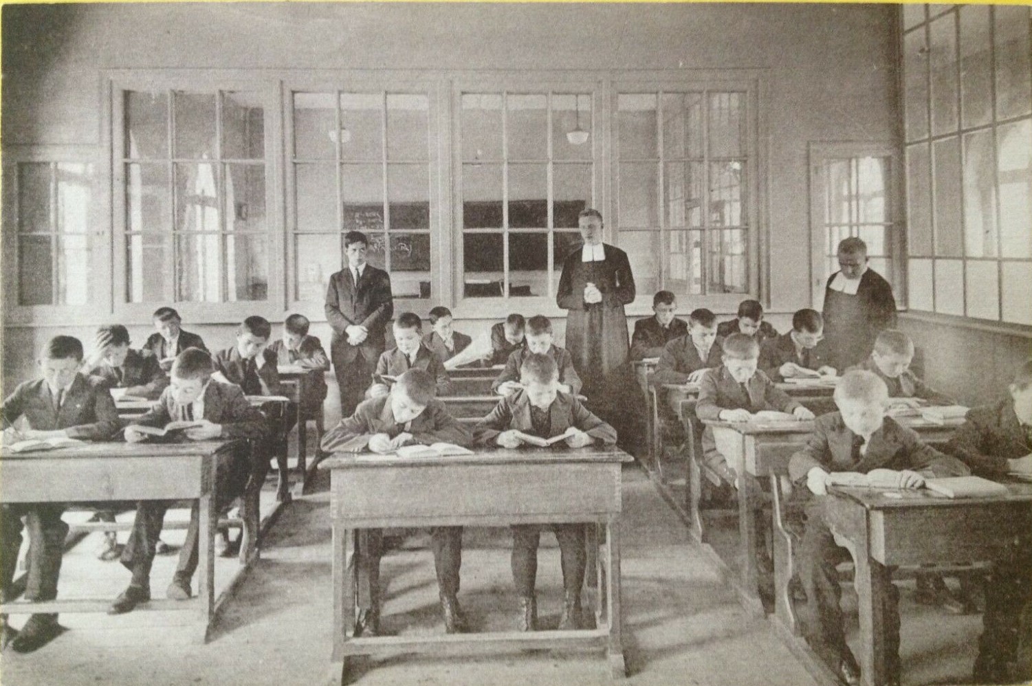 Les éleves étaient studieux sous le regard des professeurs qui assuraient les cours On peut voir les anciens pupitres d'écoliers avec l'encrier sur la droite du bureau, car on ecrivait à la plume et à l'encre.